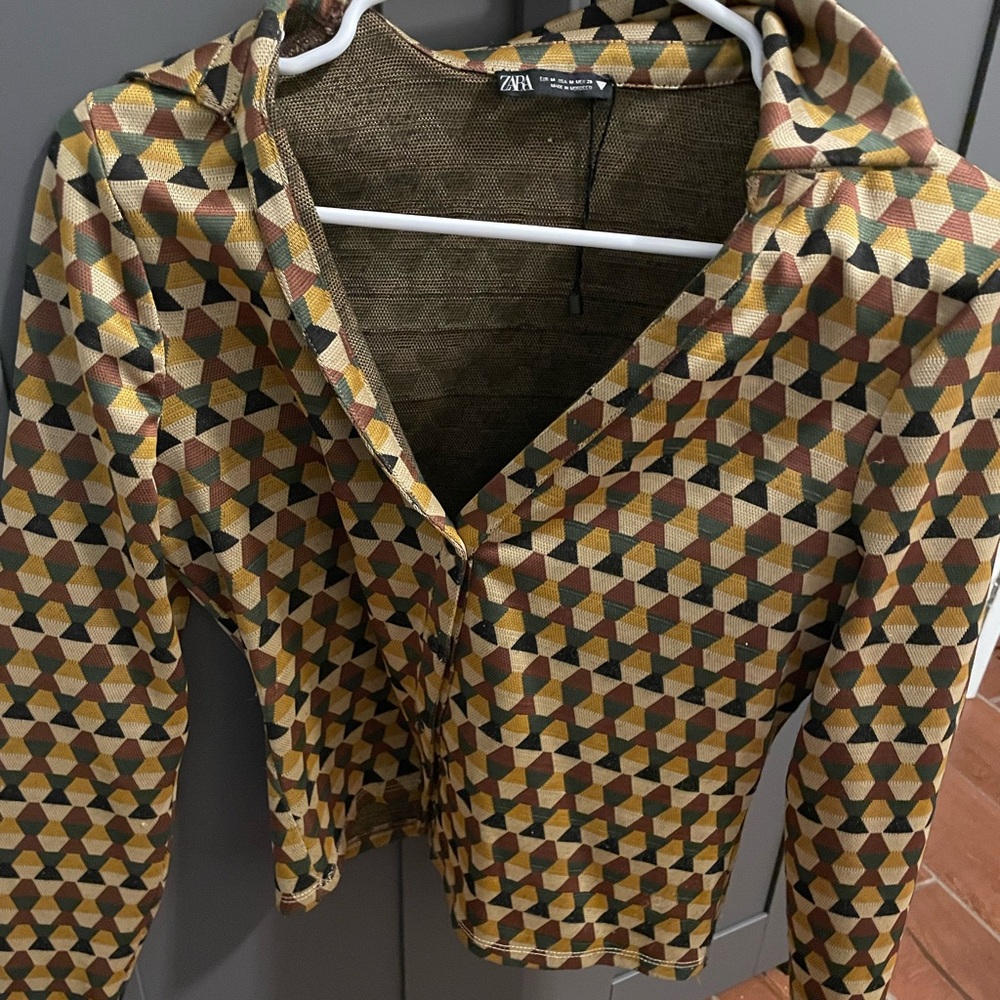 Geometric long-sleeve